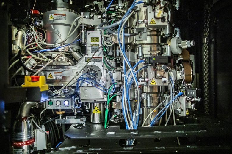 The complicated guts of the the Krios G3i cryo-electron microscope.