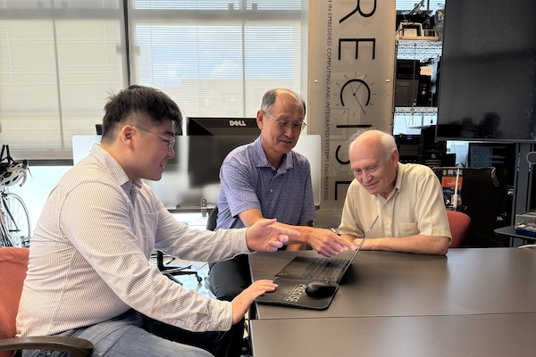 Eric Lu, left, sits next to his advisor, Insup Lee