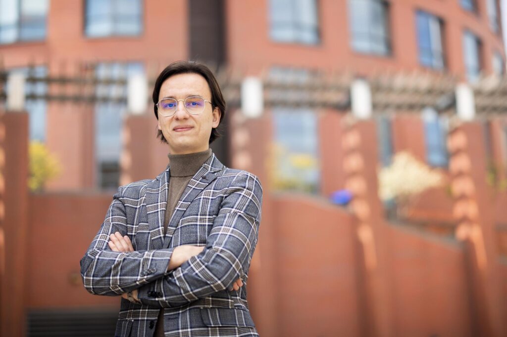 Picture of student Piotr Lazarek, a dual-degree fourth-year student in Penn’s Jerome Fisher Program in Management & Technology (M&T) out in front of building on campus