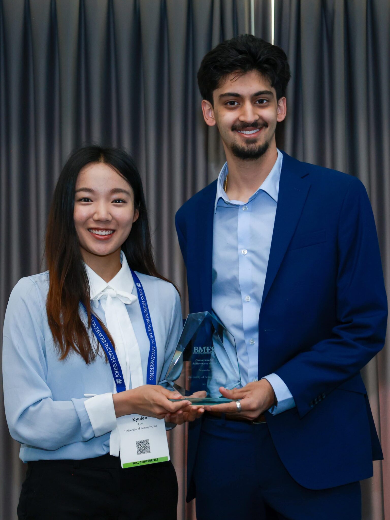 Two students pose with an award.